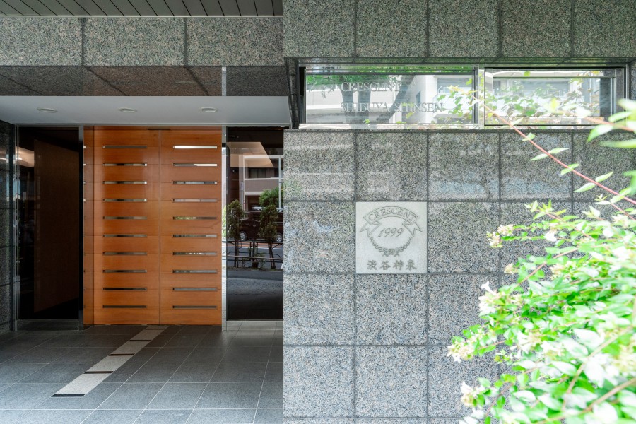 重厚感漂うデザインのエントランスです。