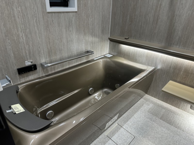 ラグジュアリーなバスルームにはヘッドレスト付き浴槽に加え、肩湯・腰湯の〈楽湯〉機能と、調光調色システムを採用いたしました。洗練されたフォルムと自然を感じる質感安らぎの時間へと誘ってくれます。