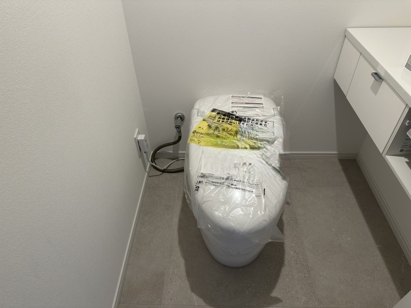 タンクレストイレやスティックリモコンでスタイリッシュな雰囲気を演出したレストルームです。毎日使う場所だからこそ、清潔感と使いやすさを考慮しました。