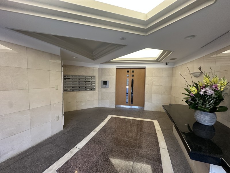 洗練された共用部が安らぎに満ちた住まいへ誘います。清掃が行き届いた様子から管理体制の良さが伺え、安心してお過ごしいただけます。