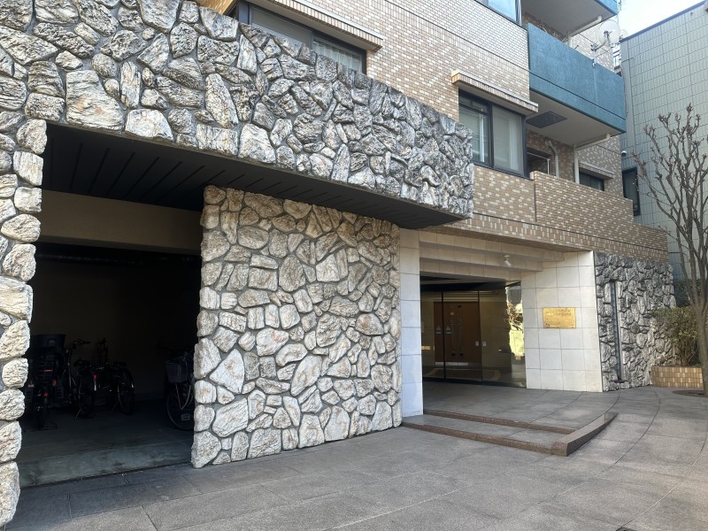 日々の通勤や通学はもちろんのこと、ショッピングからレジャーまで自在に楽しめる便利なポジションが、アクティブな日常を叶えてくれます。