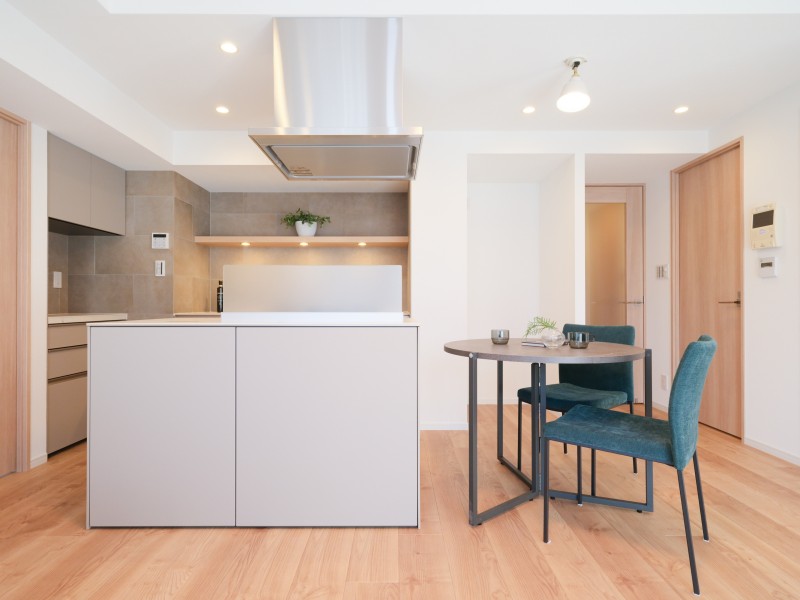 リビングダイニングには床暖房マットを新規設置しています。寒い季節でも足元からの冷えを気にせず、ご家族やお友達との快適に団らん時間が叶います。