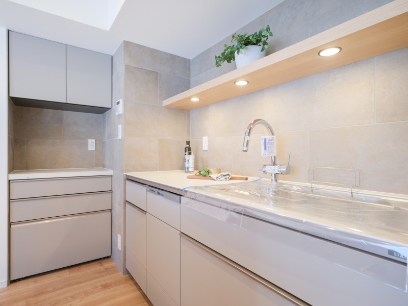 キッチンサイドにはお揃いのデザインのカップボードを設置いたしました。調味料や食器の収納に役立ち、カウンター部分には調理家電やワインなどを置くこともできます。