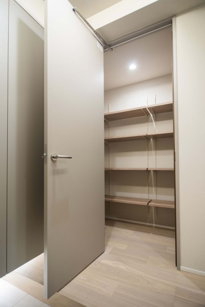 玄関からアクセスできるシューズインクローゼットです。豊富な可動棚付きでシューズはもちろん、アウトドアグッズや雨具なども収納可能です。