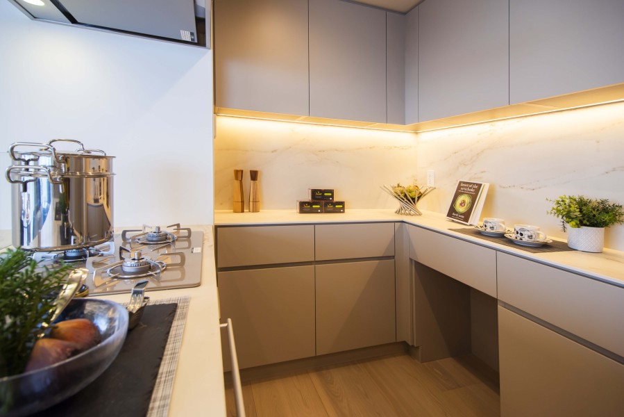 背面にはキッチンと収納豊富なお揃いのカップボードがあり、カウンターにはケトルやトースター、電気調理器など、お洒落家電をディスプレイできます。