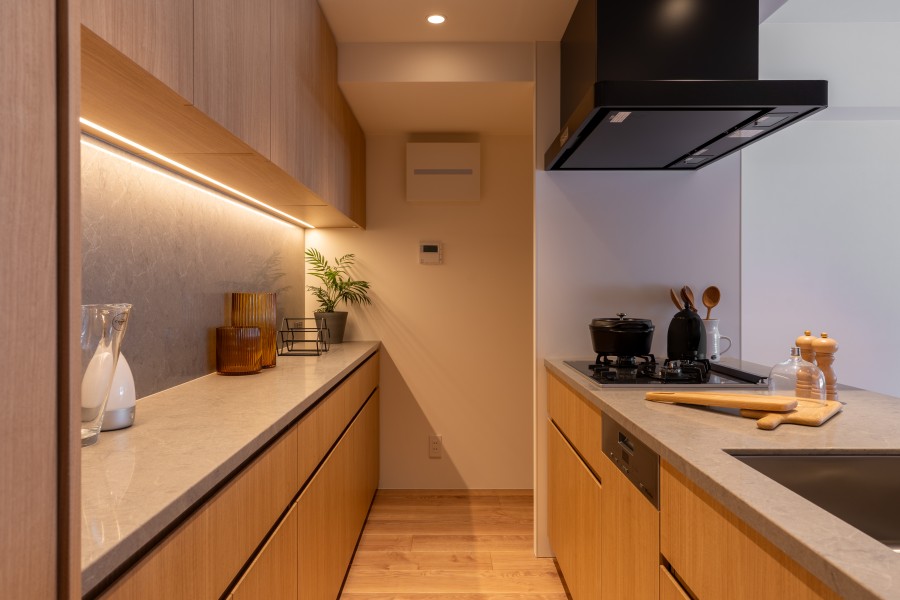 お部屋に溶け込む色合いと材質のオリジナルシステムキッチンを新規交換しました。コンロはガラストップのため美しく、お手入れがしやすい仕様となっております。