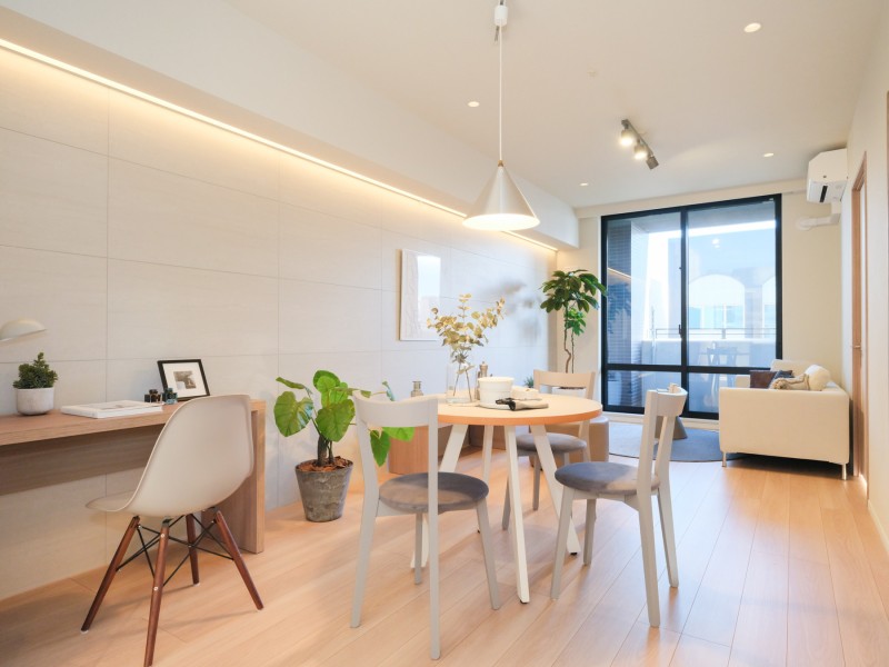 穏やかな時間が流れる約16.9帖のゆとりあるリビングダイニングキッチンです。柔らかな表情を生むフローリング素材を採用し、心地よい時間を紡ぎ出す居住空間です。