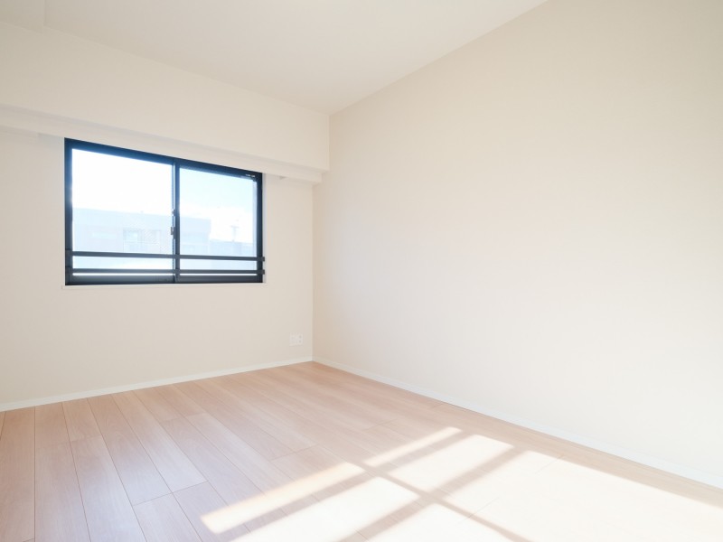 主寝室にぴったりな洋室1です。約6.5帖の広さがあります。過ぎゆく時間をのびやかに感じ、プライべート時間を満喫できるお部屋となっております。