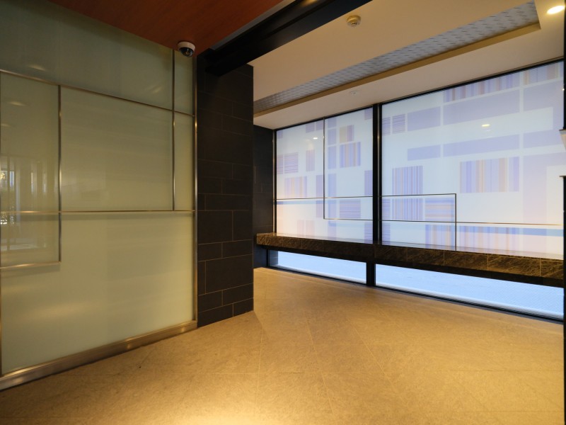 上質な居住空間へやさしく誘うエントランスです。奥行きがあるエントランスは住まう人々のプライバシーを確保しています。