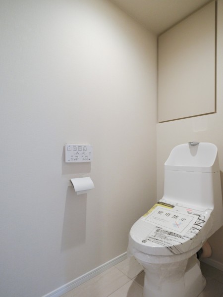 シンプルで安らぎが宿るレストルームです。優れた節水効果や汚れが付きにくい便座など、ほしかった機能が揃ったウォシュレット一体型トイレとなっております。