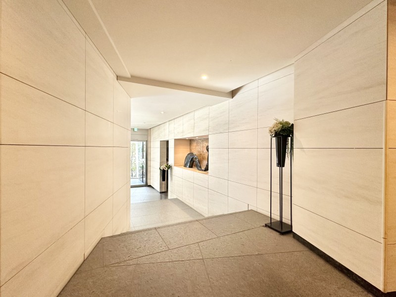 上質な居住空間へやさしく誘うエントランスです。奥行きがあるエントランスは住まう人々のプライバシーを確保しています。