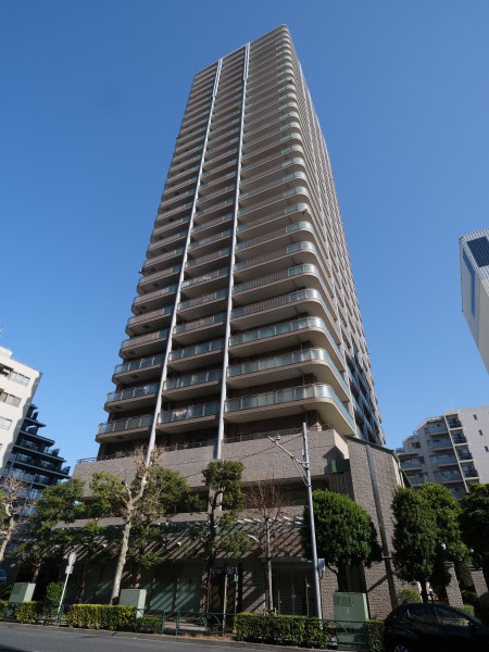 落ち着いた色調で整えられた外観は気品が溢れております。オートロック・宅配ボックスが完備されており、快適にお住まいいただけます。３駅３路線が利用でき、日常の買い物にも便利な住環境です。