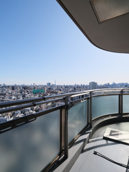 心がほっとするような光と心地よい風を感じ、日々をアップデートできそうです。広がる青空を眺めてほっと一息、リフレッシュスペースにぴったりとなっております。