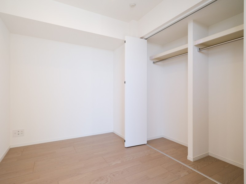 洋室には間口の広いクローゼットを備え付けています。たっぷりと荷物を収納でき、居住空間は広くお使いいただけます。