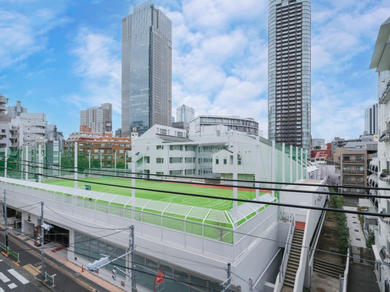 都心の刺激を間近に、ビルの隙間からのぞく青々とした空を望める眺望です。凛とした空気が流れこみ、穏やかな時間を愉しめます。