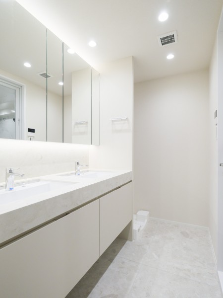 ホテルライクな２ボウル洗面化粧台を採用いたしました。お出かけ前の準備時間を快適にお過ごしいただける嬉しい仕様です。三面鏡裏や足元の収納棚があり、洗面室を広々とお使いいただけます。