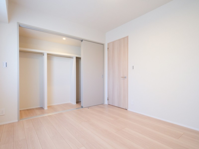 洋室1には頼もしい収納力を持つウォークインクローゼットを備え付けました。居室部分を広々とお使いいただけます。