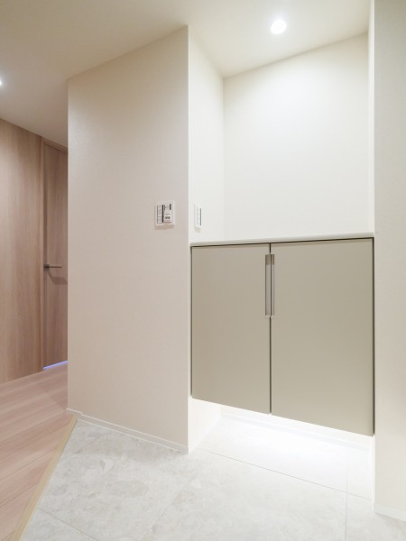 住まいの顔になる玄関は、白を基調に爽やかな空間を演出します。カウンター部分には季節のインテリアを飾り、四季の移ろいを感じるのも良いですね。