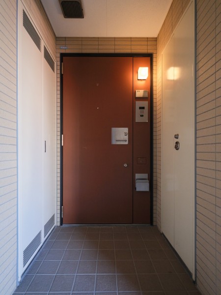 シックな印象の清潔感のある共用部です。管理人さんが週５日勤務・管理体制が良好なことに加え、オートロック・宅配ボックス完備のため快適な生活を送ることができます。