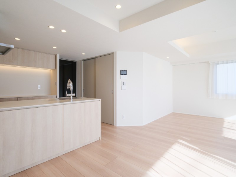 多様なライフスタイルに寄り添うしつらえへとリノベーションし、空間を一新しました。こだわりの素材や意匠を纏い、柔らかく美しい空間に仕上げています。