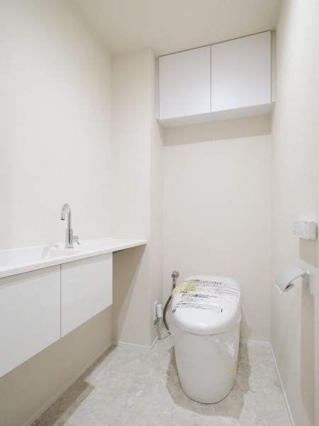 タンクレストイレやスティックリモコンでスタイリッシュな雰囲気を演出したレストルームです。毎日使う場所だからこそ、清潔感と使いやすさを考慮しました。