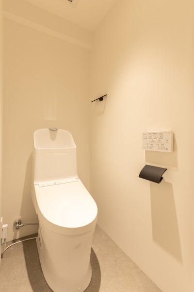 センスアップされたお部屋にマッチしたスマートなレストルームです。スティックリモコンなど、細部にもこだわっています。