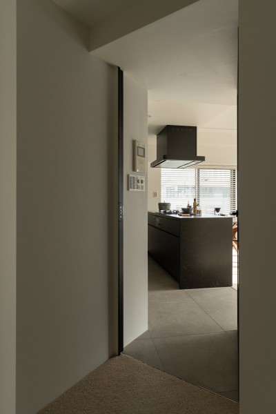 明るさと重厚感が同居した住空間です。意匠を巡らせ、住まう方が快適な暮らしを送っていただけるよう上質な素材を採り入れた品格のあるお部屋です。