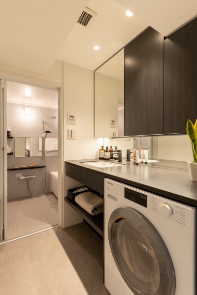 洗面化粧台もキッチンと同じくオリジナルです。Miele製ビルトイン洗濯・乾燥機を設置。スタイリッシュに富んだ、トレンド感もある空間づくりを叶えたスペースです。
