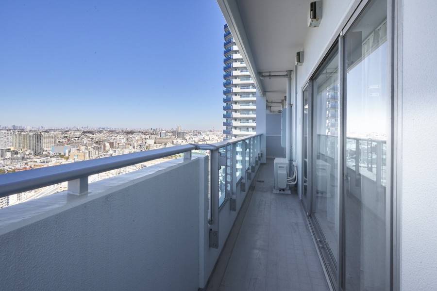 約21m²の広々バルコニーは全室に面しております。心がほっとするような穏やかな光と心地よい風を感じ、日々をアップデートできそうです。