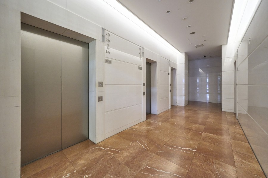 高級感溢れる共用部にはエレベーターが複数基設置されております。朝や夕方の慌ただしい時間も快適にご利用いただけます。
