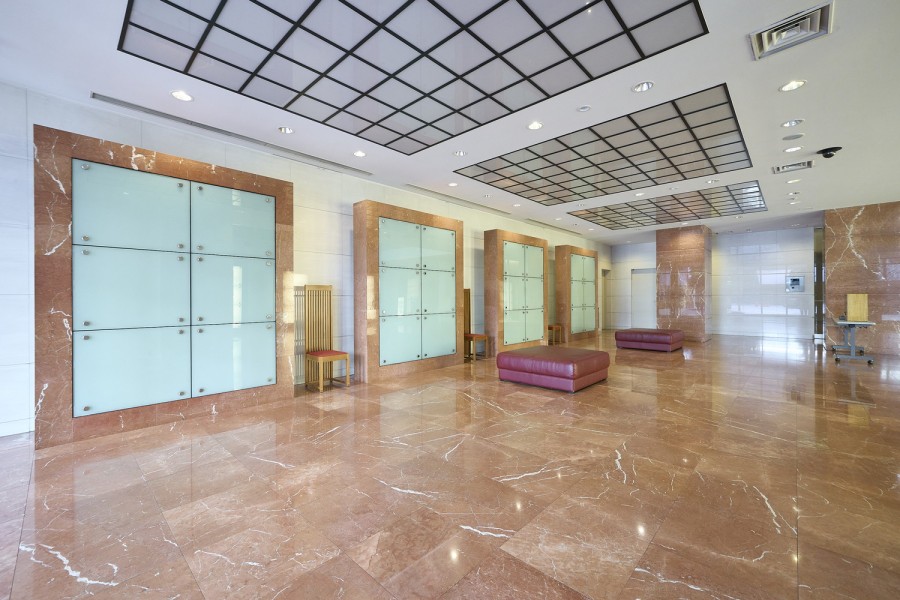 ホテルのような気品溢れるエントランスアプローチです。セキュリティ面も充実した設備環境で、快適なマンションライフをお過ごしいただけます。