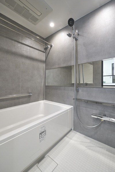 毎日のバスタイムを贅沢に、豊かにしてくれるバスルームです。ゆったりとしたバスタブで毎日のお風呂時間を心ゆくまで楽しめます。