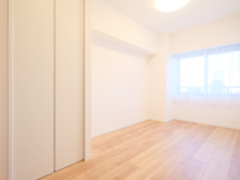 柔らかな陽が差し込む、約5.3帖の洋室３です。テレワークや作業スペースとしてもおすすめです。