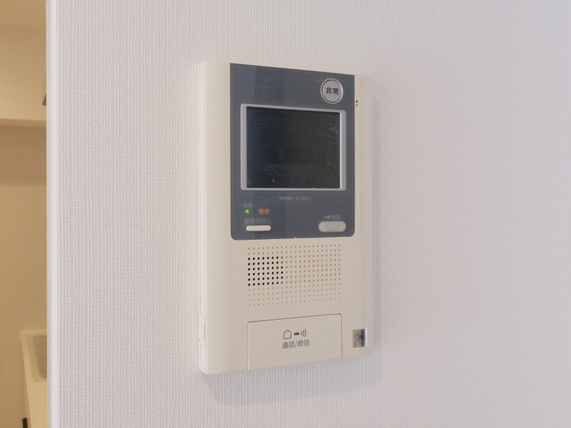 ◆TVモニター付インターホン◆訪ねてきた相手をモニター越しに確認でき、防犯対策に役立ちます。インターホン越しに話をすることが可能です。