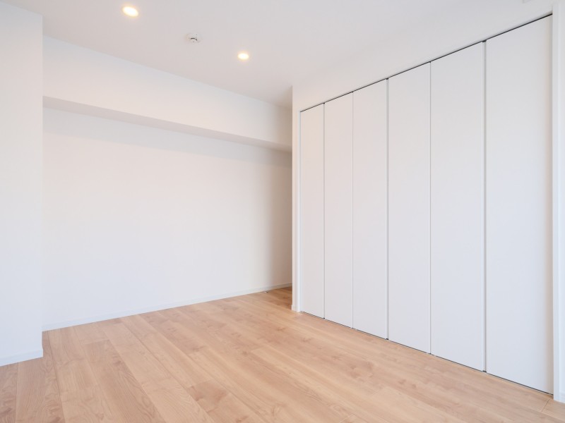 洋室1には間口の広いクローゼットを設置いたしました。季節物の寝具やかさばるアウターを収納することができ、居室を広くお使いいただけます。