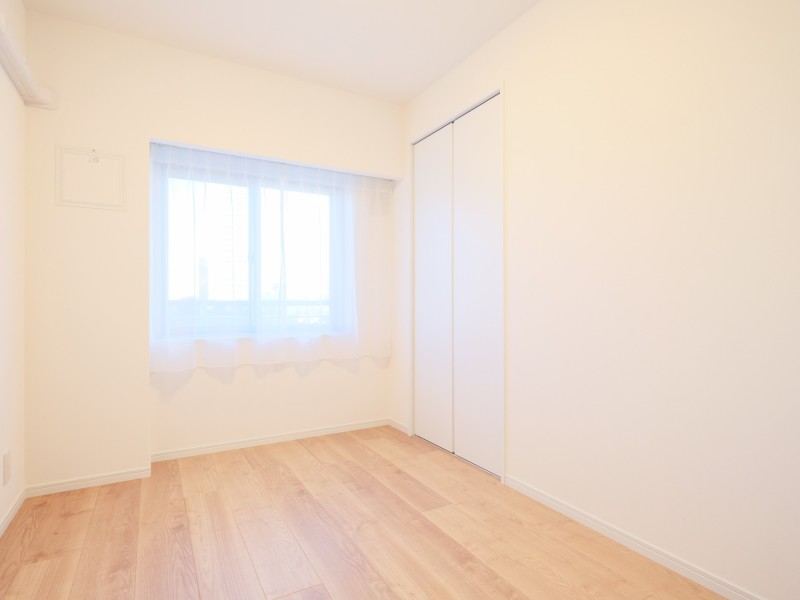 約4.2帖の洋室2です。お部屋の内装には温もりを感じるフローリングや、ホワイト基調の壁紙を採用し、やわらかい雰囲気を演出しています。