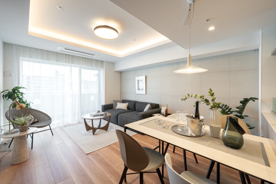 LDの天井は折り上げ天井となっており、空間に広がりや奥行きを生み出し、開放感を演出しております。スタイリッシュな空間で、都市生活のやすらぎを深める心地よい暮らしが叶う住まいです。