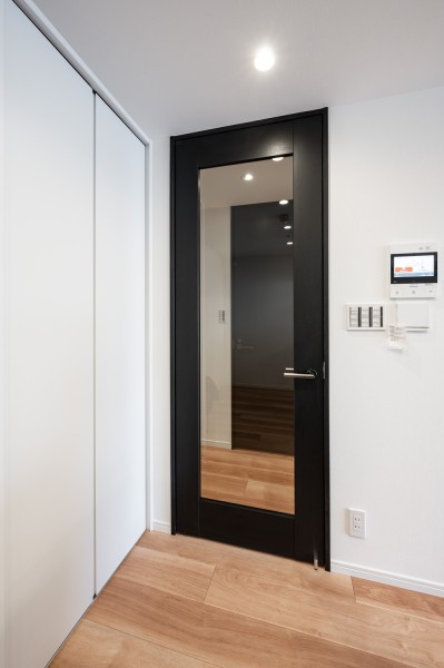 LDへ続く扉はガラス扉のため、より開放感がありスタイリッシュな印象へと仕上がりました。空間のアクセント部分となっております。