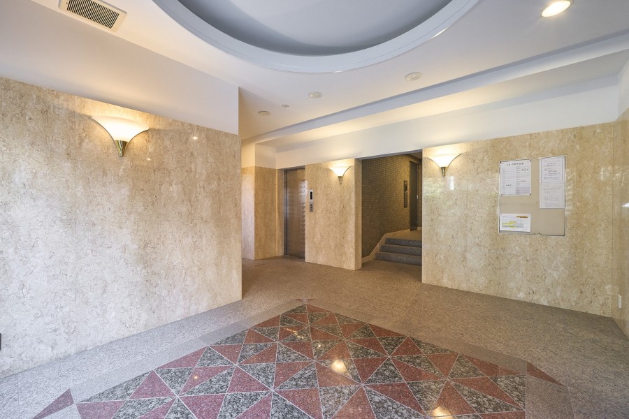 上質な居住空間へやさしく誘うエントランスです。空間には奥行きが確保され、住まう方々のプライバシー性が考慮された設計です。