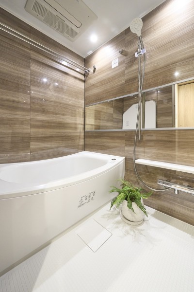 光沢感のある木目調のパネルが、より一層くつろぎと高級感を醸し出します。浴槽は美しいカーブと全身を包み込むような入浴感が特長です。
