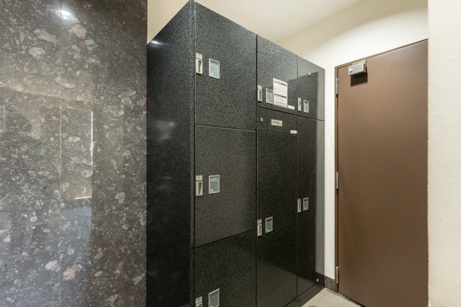 ◆宅配ボックス◆24時間いつでも荷物受け取りが可能。プライベートの時間を邪魔されず、配達時間も気にせず過ごすことができる便利な設備です。