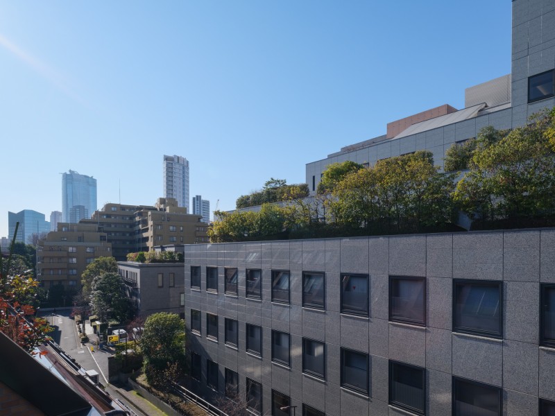 バルコニーからは洗練された都市機能の豊かさを湛えた眺望を望めます。飽きのこない窓辺からの光景を愉しむことができます。