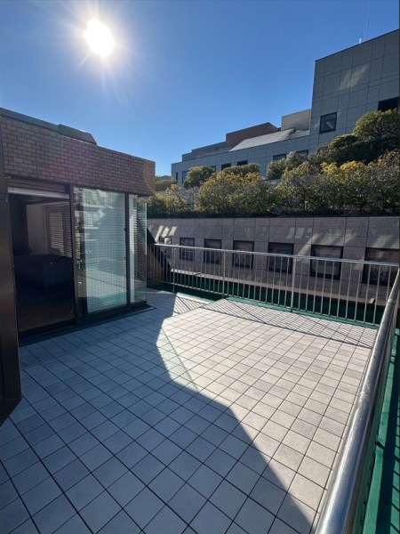 約36.60m²の広々バルコニーです。心がほっとするような光と心地よい風を感じ、日々をアップデートできますね。晴れた日には日向ぼっこをしたり、洗濯物を干したりすることが可能となっております。