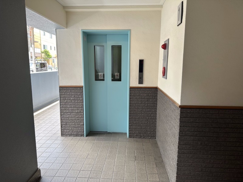 エレベーターが設置されているため、マンション内の移動も快適です。ゆとりのあるエレベーターホールのため大きな荷物を持っていても移動がしやすいですね。