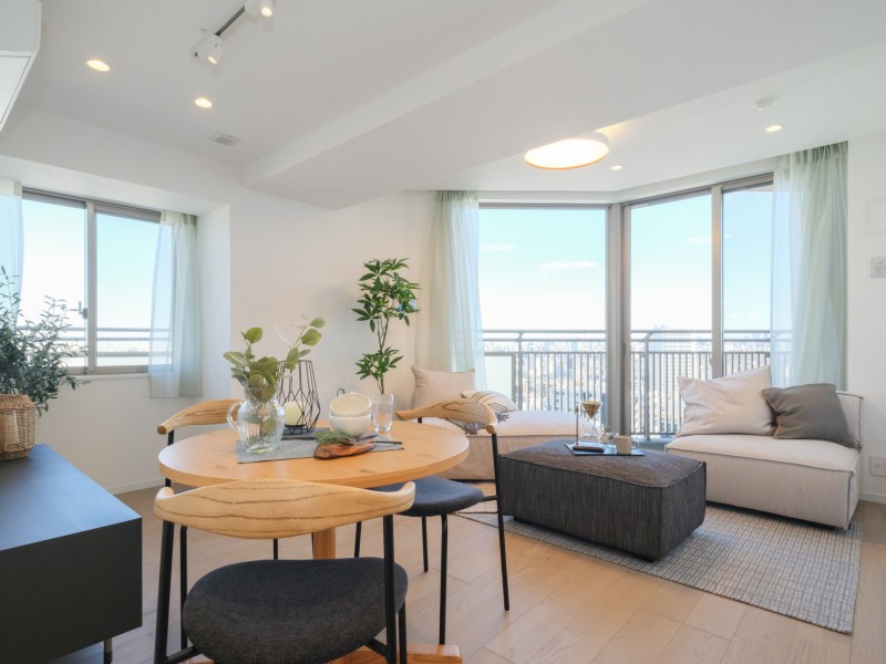 二面採光の窓から心地よい光と風を運んでくれる、おだやかな空気に纏われたリビングダイニングです。心地よい時間が流れ、明日への活力を養うことができる居心地の良いお部屋となっております。