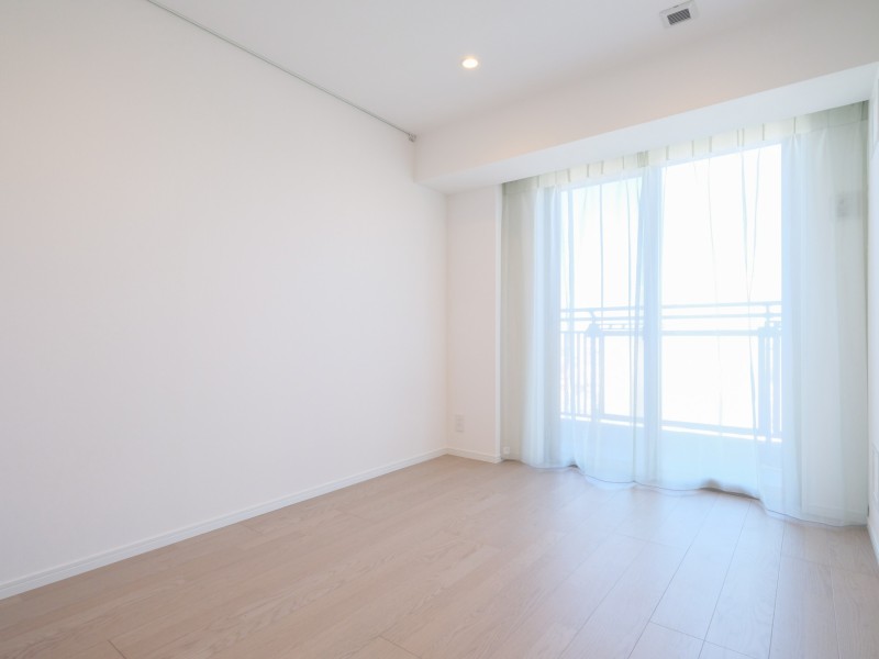 洋室1は約5.0帖の広さがあり、主寝室にぴったりな洋室1です。過ぎゆく時間をのびやかに感じ、プライべート時間を満喫できるお部屋となっております。