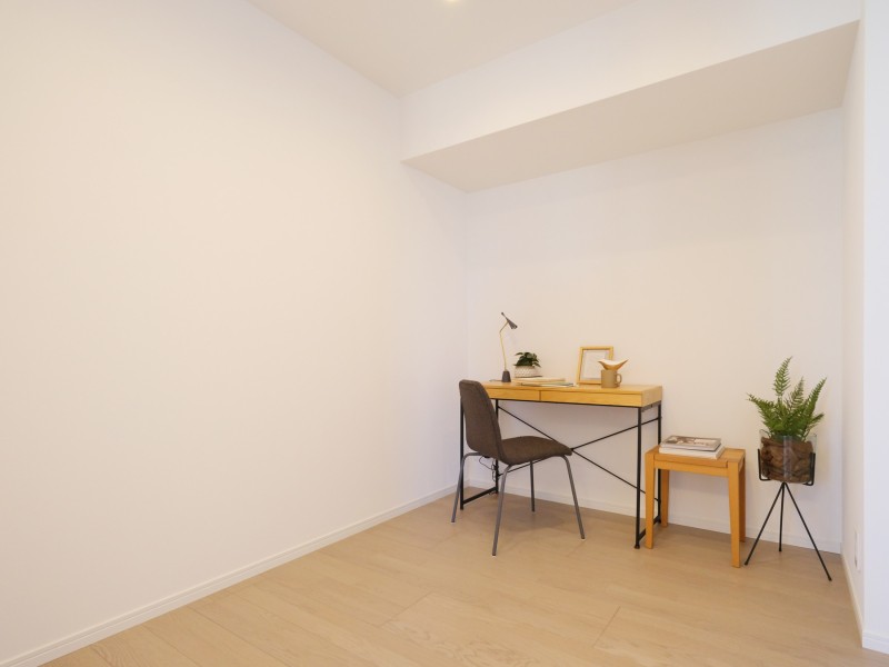 洋室2では温もりを感じるフローリングやホワイトで統一された壁紙がやわらかい雰囲気を演出してくれます。シンプルで洗練された佇まいを感じさせるお部屋です。