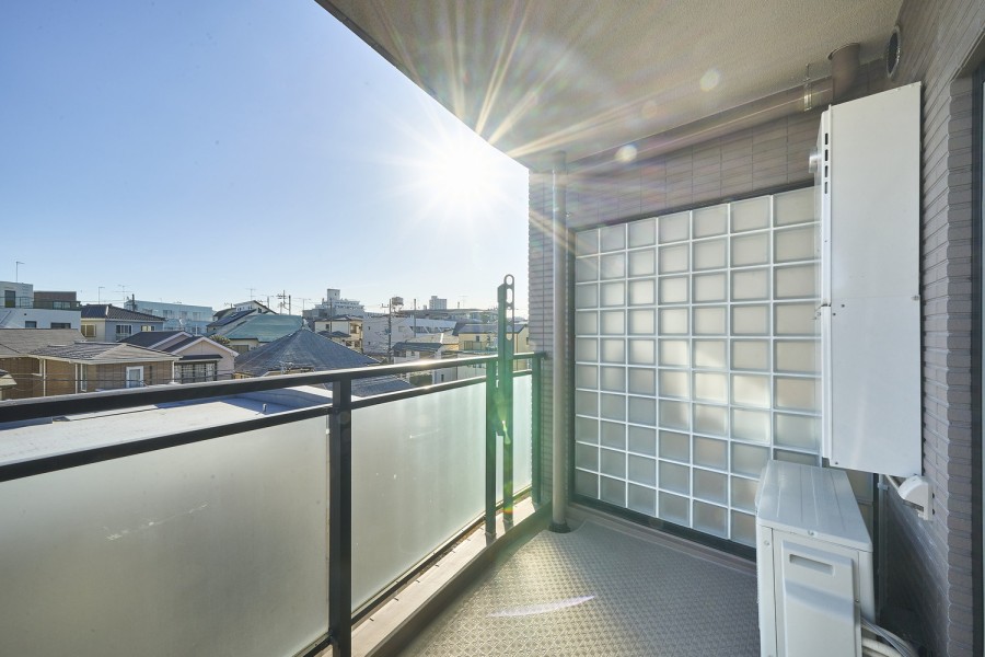 心地よい陽光を取り込み、空間をゆるやかに紡ぐバルコニーです。