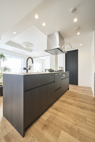 存在感のあるアイランドキッチンにはデザイン性の高い田中工藝製オリジナルキッチンを採用しています。家事時短に役立つ食器洗い機を搭載し、スタイリッシュで機能性も兼ね備えたキッチンです。