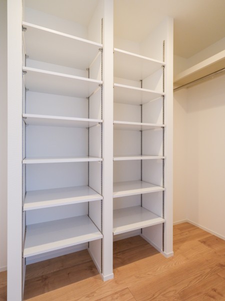 洋室1には頼もしい収納力を誇るウォークインクローゼットが備わっています。収納棚は可動式のため、収納するアイテムサイズに合わせて調整できる嬉しい仕様です。